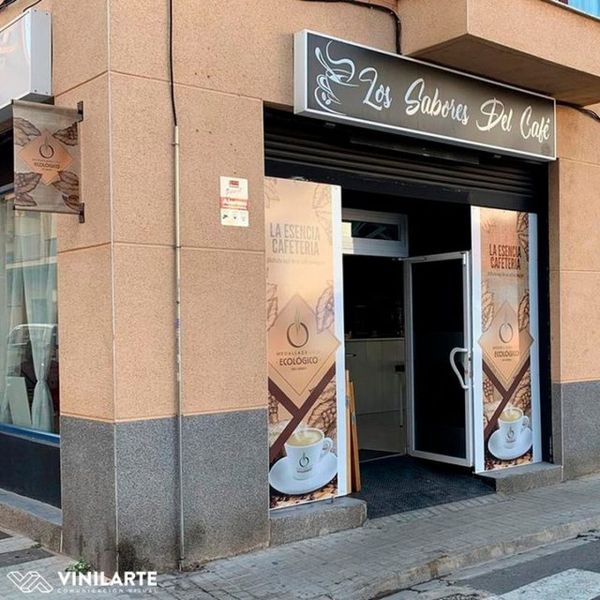 Trabajo de rotulación y comunicación visual de Vinilarte